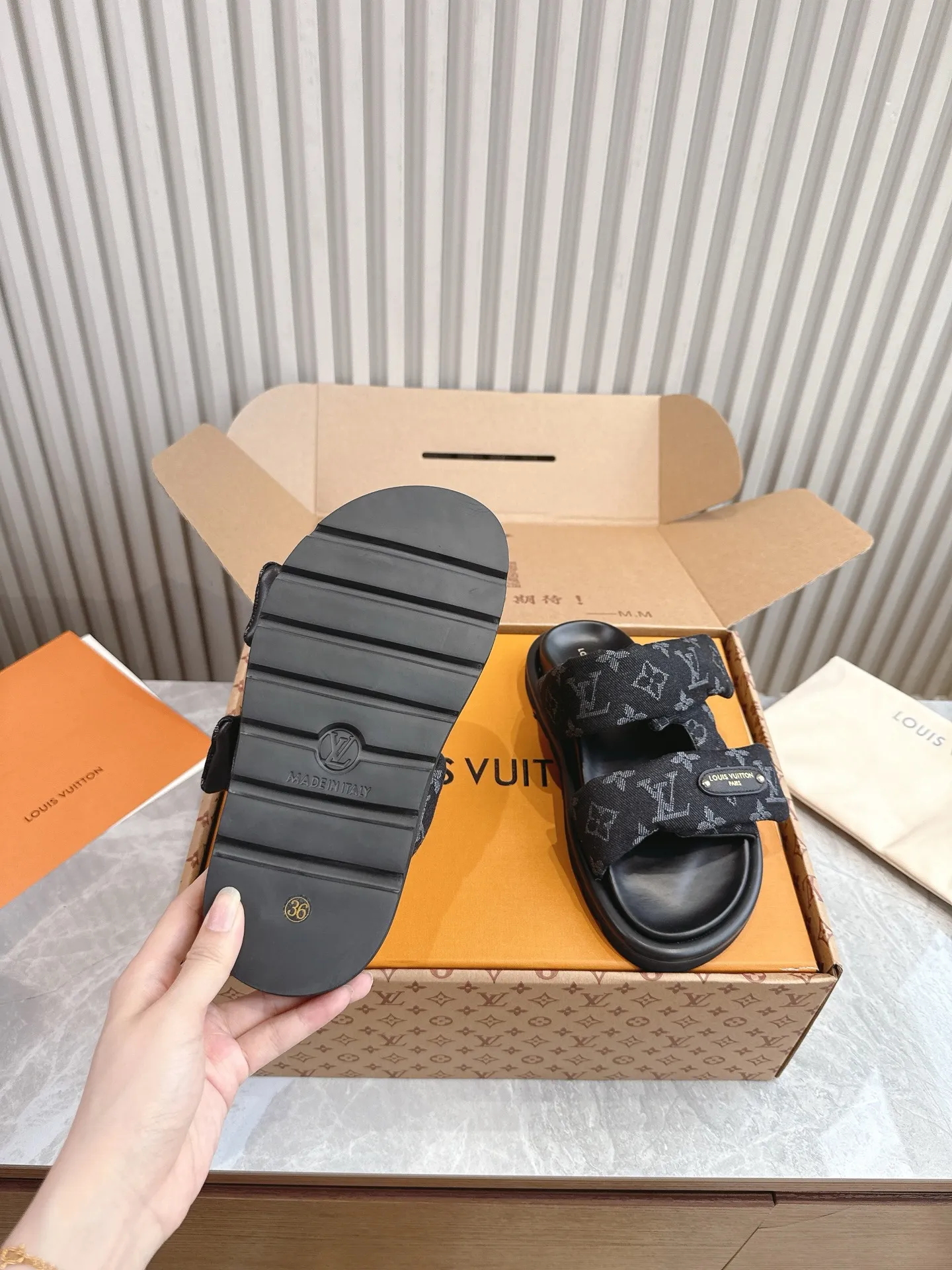 👟👟Ex-factory price 440👟👟 (top version) 🏠Real shot🎬[Purchase level] Down filling! Any PK market sponge version‼ ️ 25sLV new model is available at the counter - summer slippers are the soul. The latest denim denim Poll Pillow is a laid-back outfit. Start looking forward to summer☀️☀️ Denim Girl is here, v2025 denim denim is back. . . . Practical, versatile, and easy to wear. The new blue denim Velcro is released this time. I put it on with my eyes closed. It is a Velcro sandal. You don’t have to worry about high insteps. It can be adjusted. The upper is relatively soft and the shoes are not heavy. They are quite comfortable to wear. Size: 35-40 (men’s size +10 can be customized)